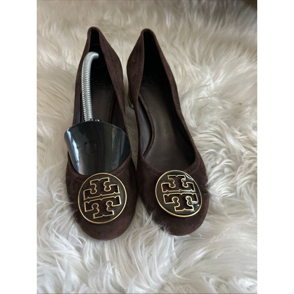 TORY BURCH Amy brown suede gold enamel logo detail low heel pumps shoes size 8M